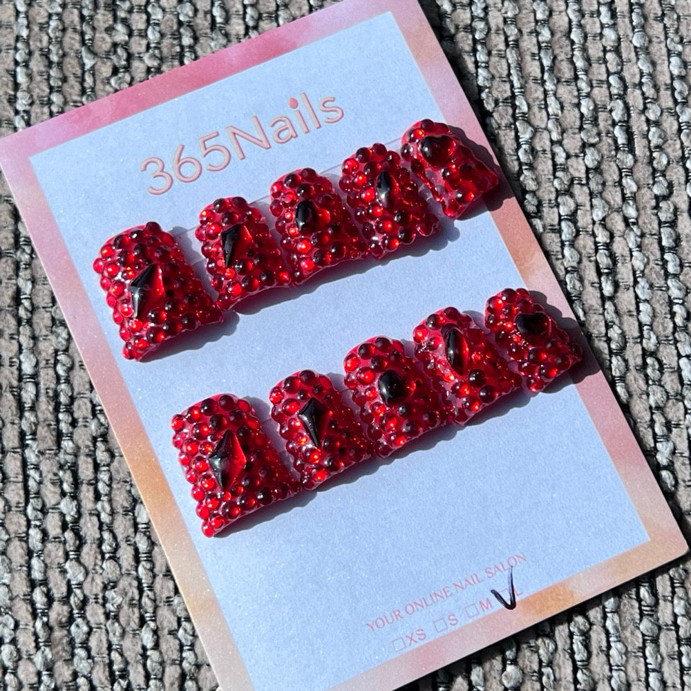 365nails: "크림슨 벨벳" – 3D 레드 라인스톤 수제 스퀘어형 네일
