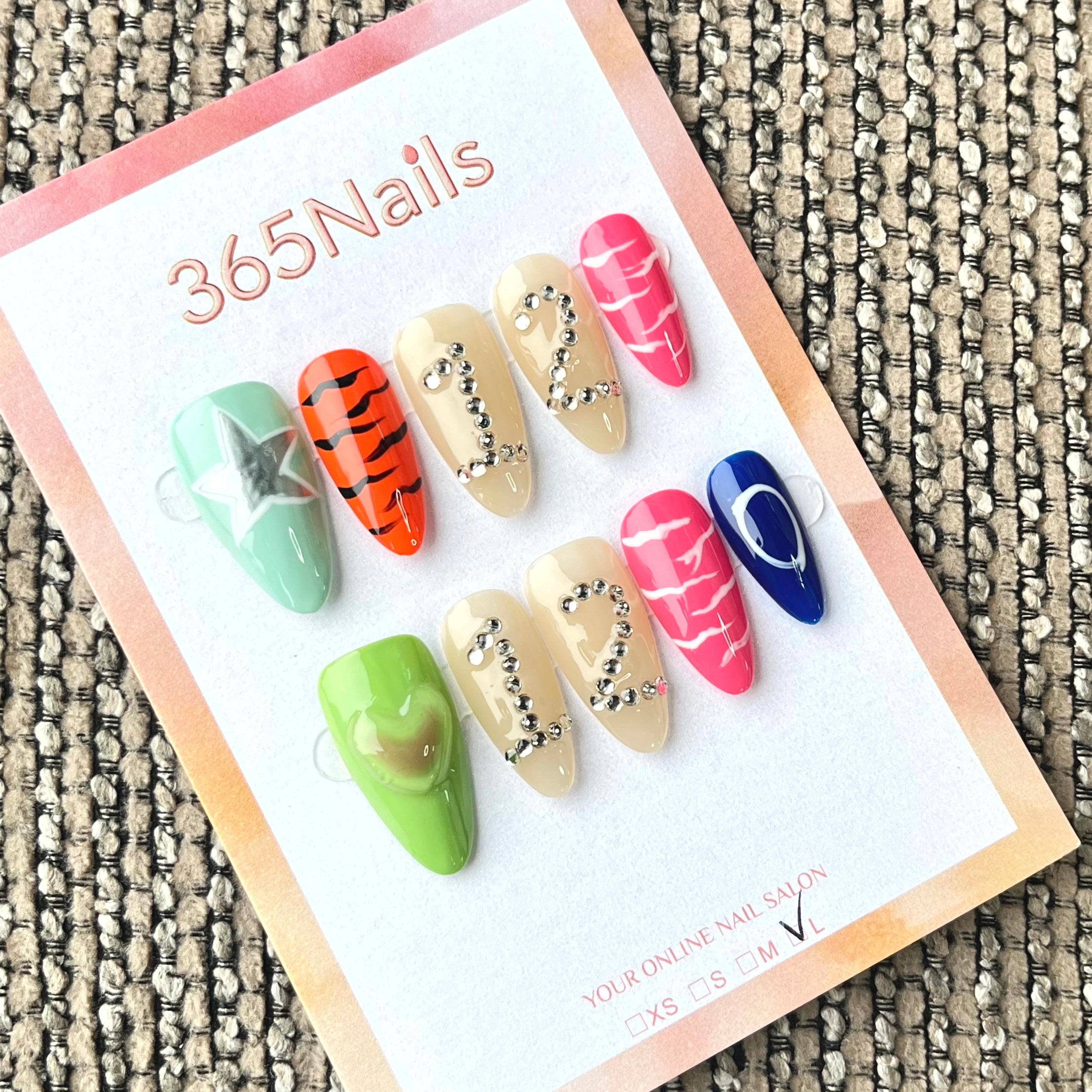 365nails：「Varsity Vibes」— 3D立體飾品與虎紋手工製杏仁形穿戴甲