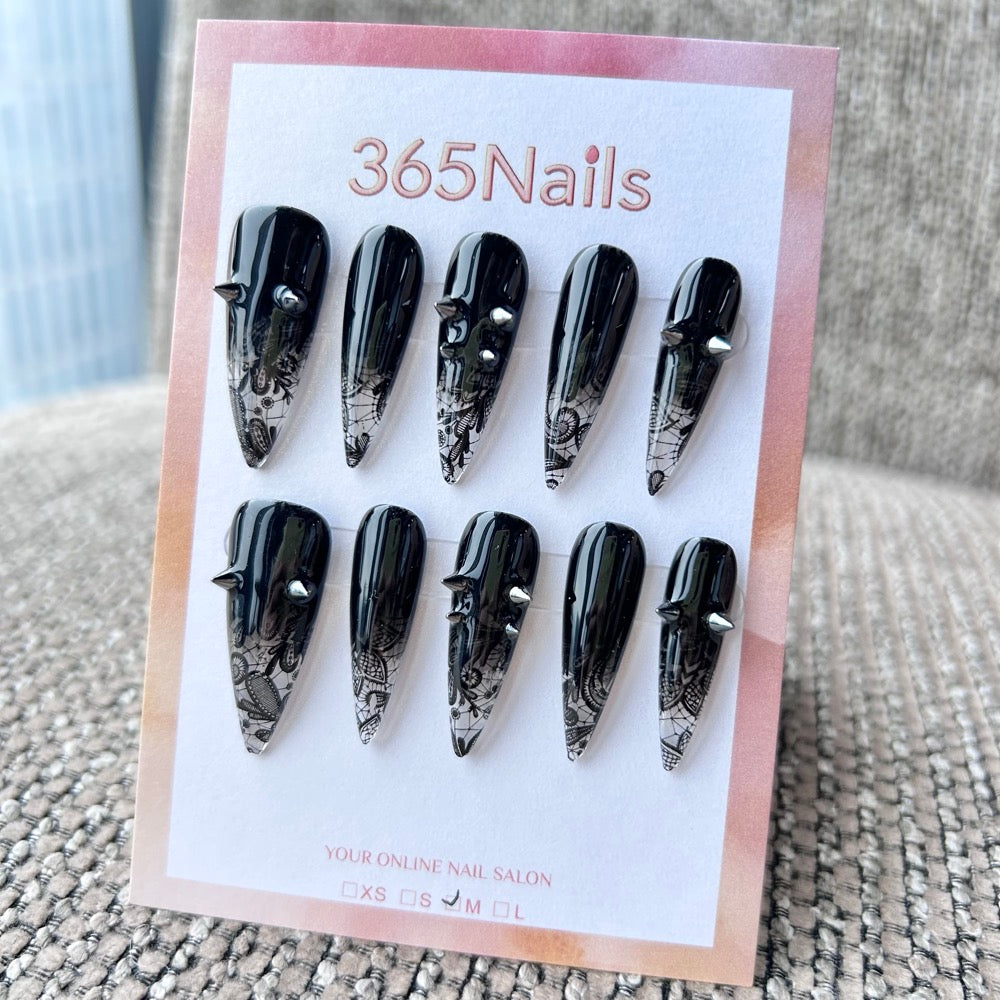 Femme Fatale: "Véu Gótico" – Unhas Stiletto Longas Pretas Ombré com Renda Floral e Pontas Prateadas em Cone