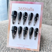 Femme Fatale: "Véu Gótico" – Unhas Stiletto Longas Pretas Ombré com Renda Floral e Pontas Prateadas em Cone