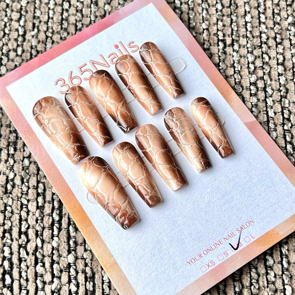 365nails: "앰버 소용돌이" – 토터스쉘 마블 수제 코핀형 네일