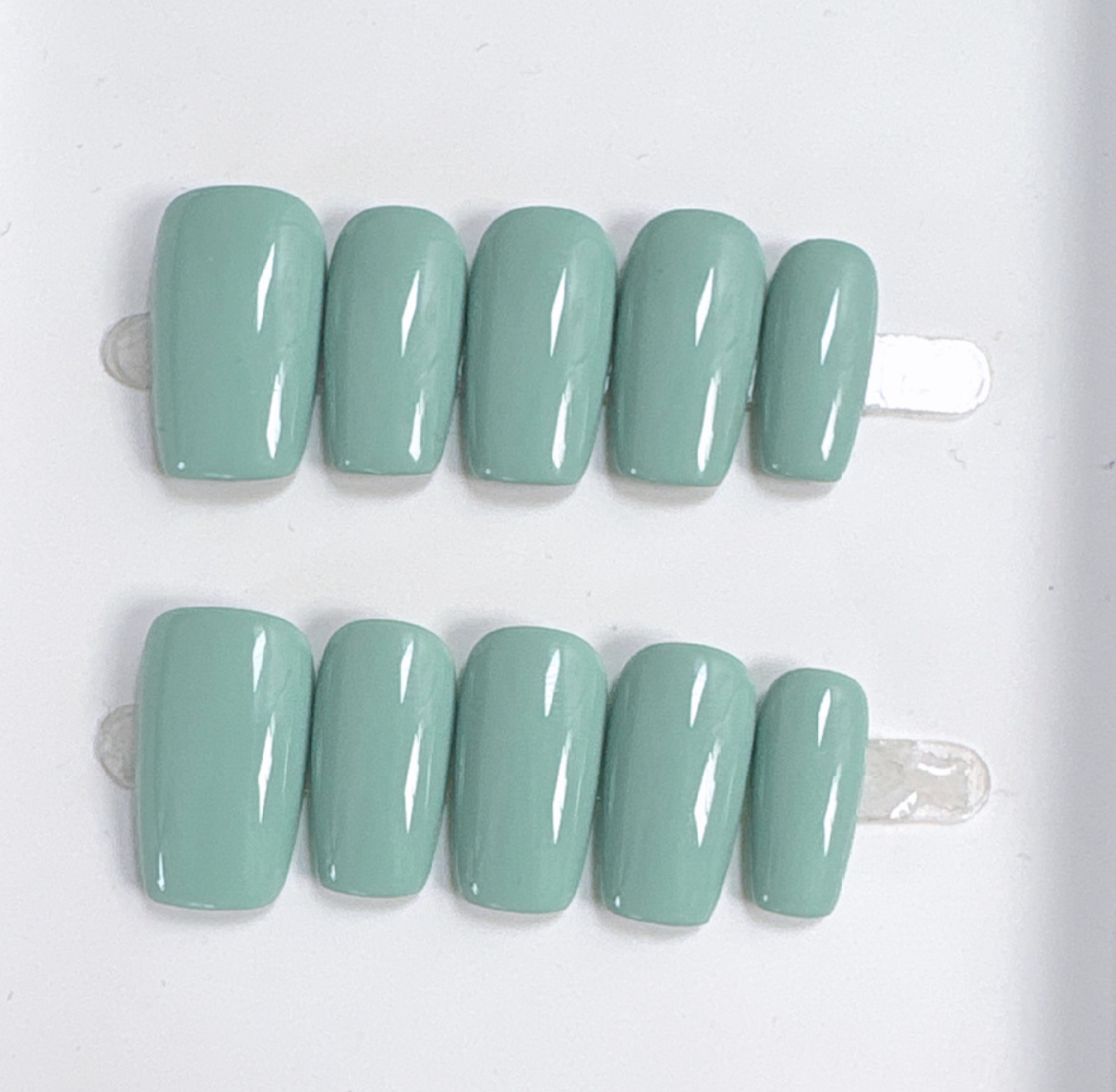 Essentiels unis | court, forme ronde | ongles press-on faits main