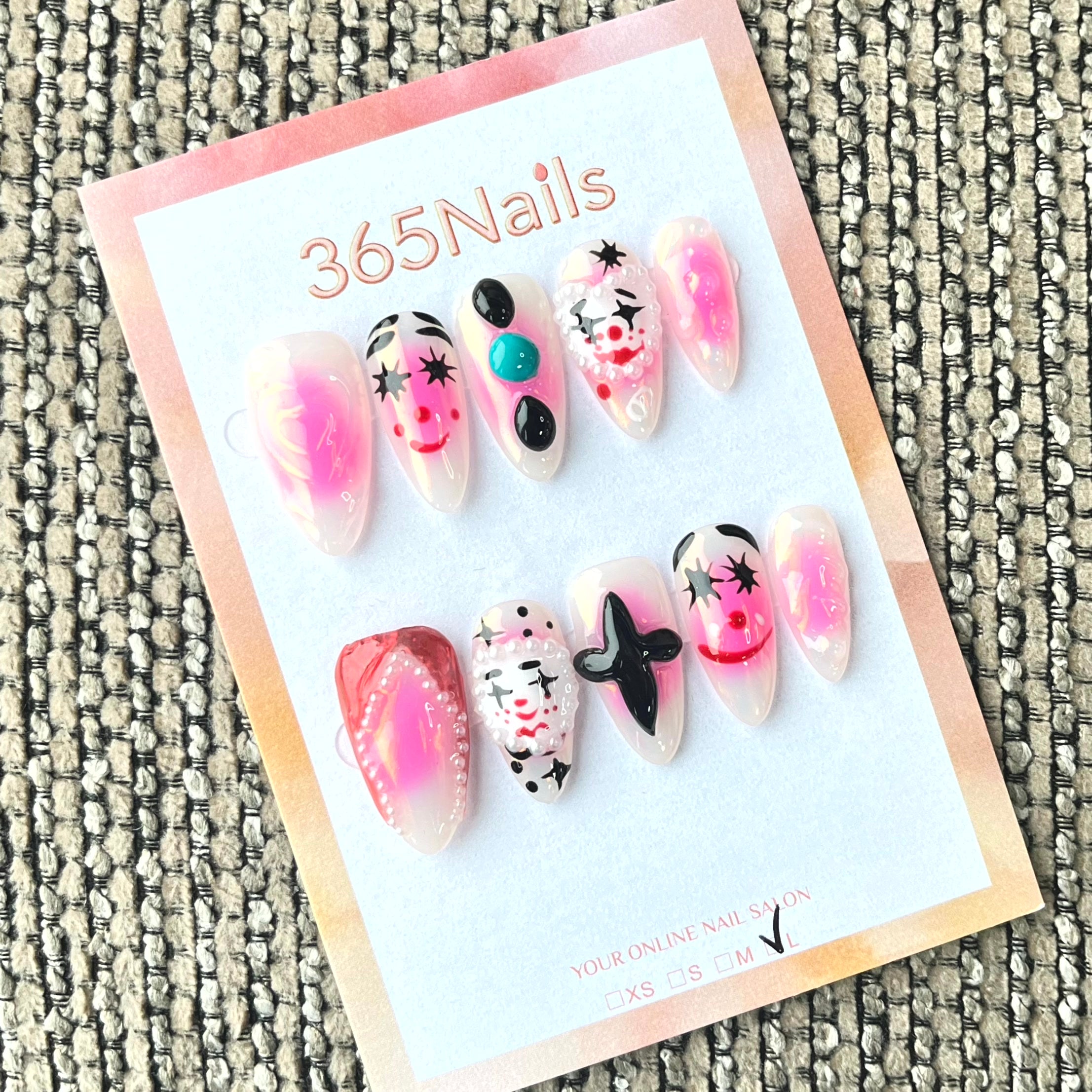 365nails : « Jeu Pop Art » – ongles faits main forme amande avec visage 3D et motifs graffiti
