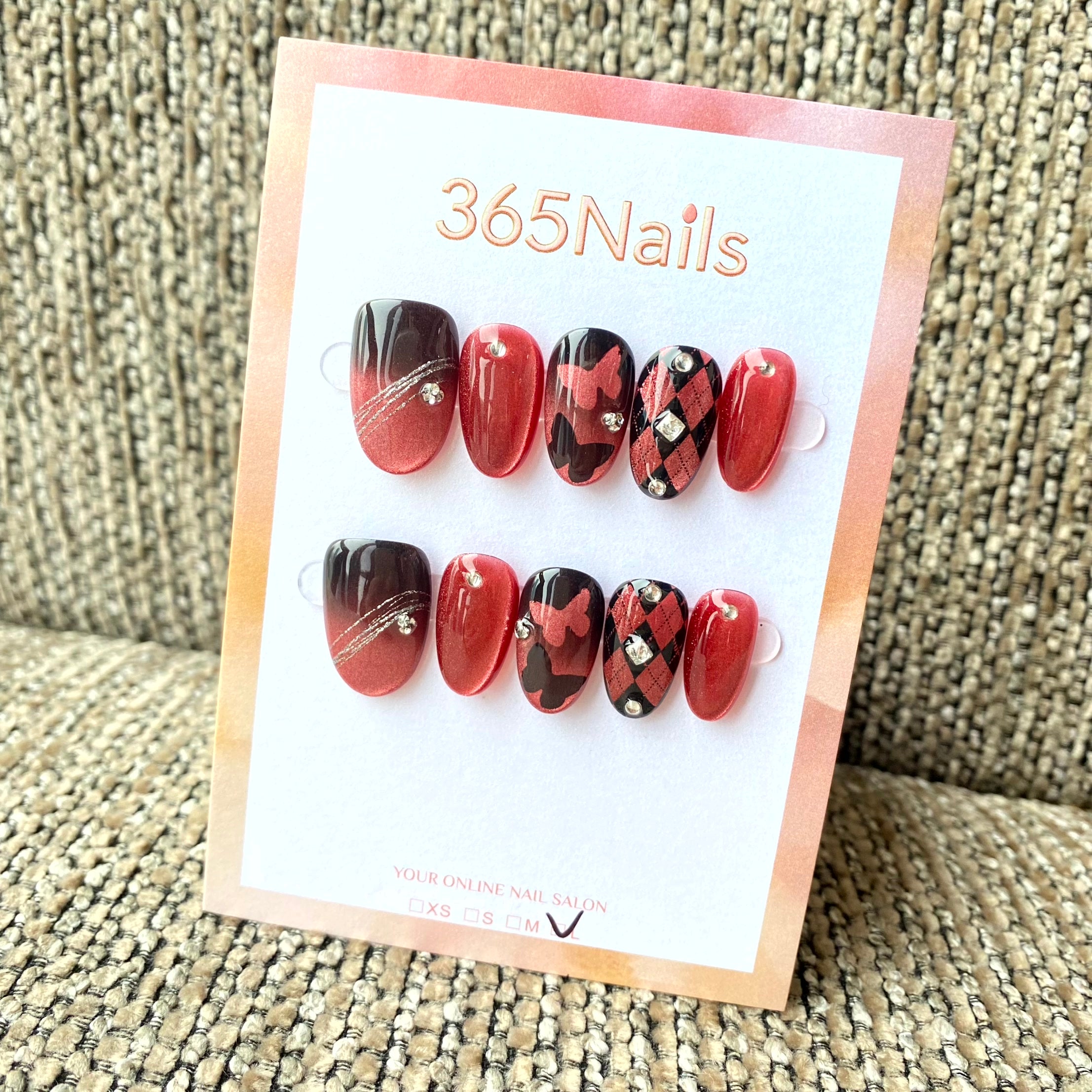 365nails : « Arlequin cramoisi » – Argyle rouge et noir & papillon, ongles forme ovale faits main.
