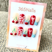 365nails : "Cherry Crush" – ongles press-on courts fait main, forme carrée, cerises 3D et motif à carreaux