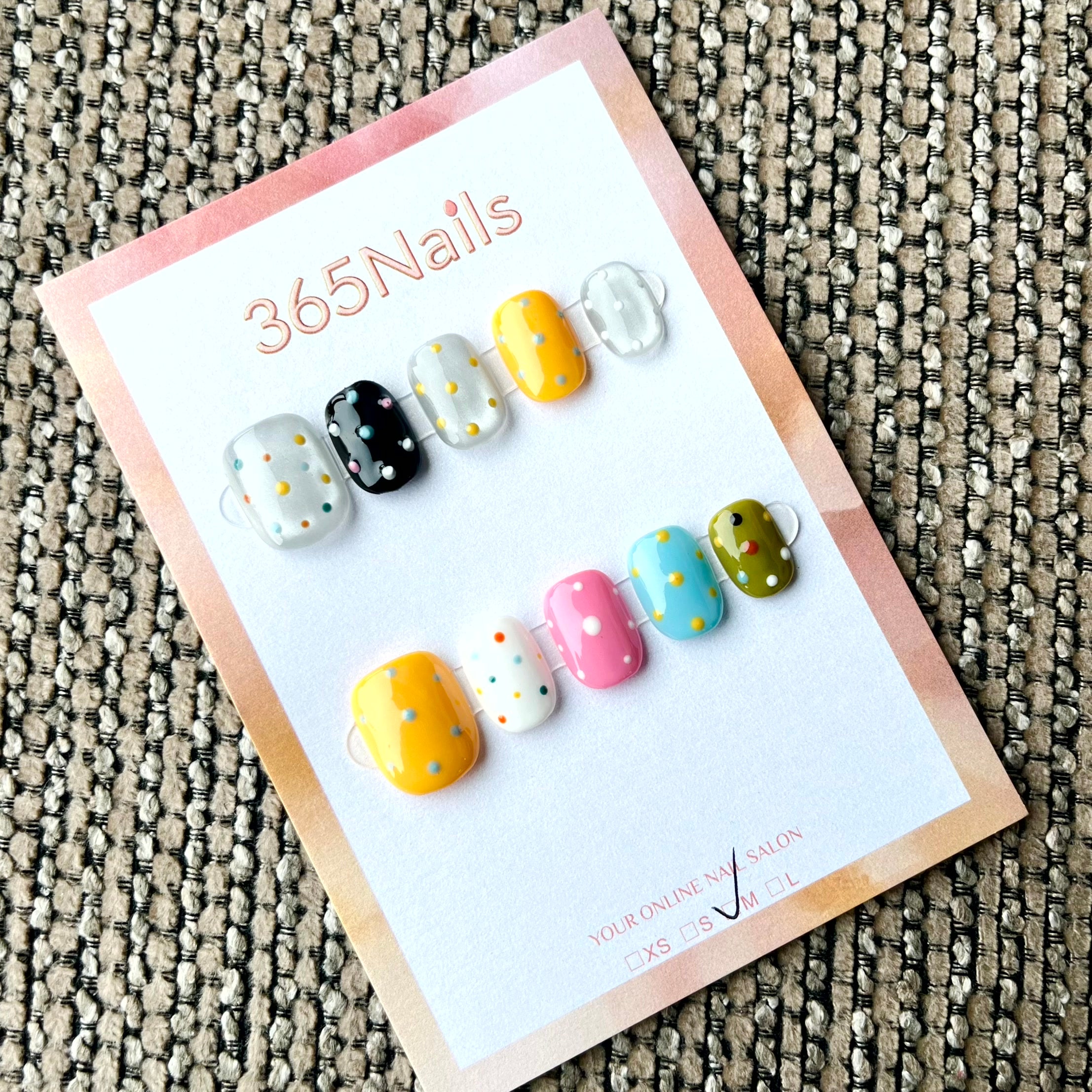 365nails : "Pois Dopamine" – Ongles carrés courts faits main à pois multicolores
