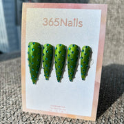 Emerald Galaxy Studded — ongles press-on vert émeraude, forme stiletto avec strass turquoise | Crystal Armor Series