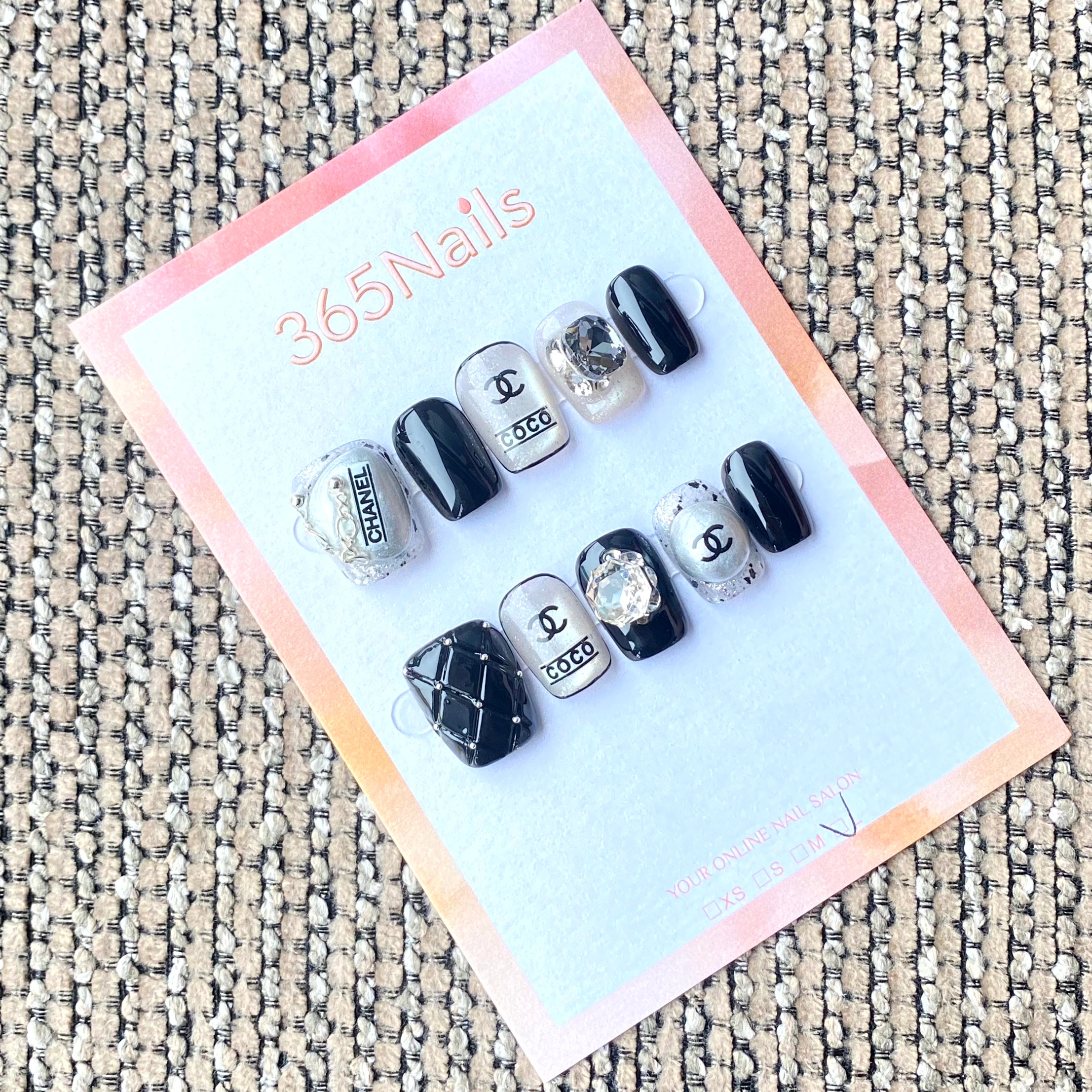 럭셔리 로고 365nails: "퀼티드 모노크롬" – 3D 블랙 레더 & 실버 크롬 수제 스쿼발형 네일