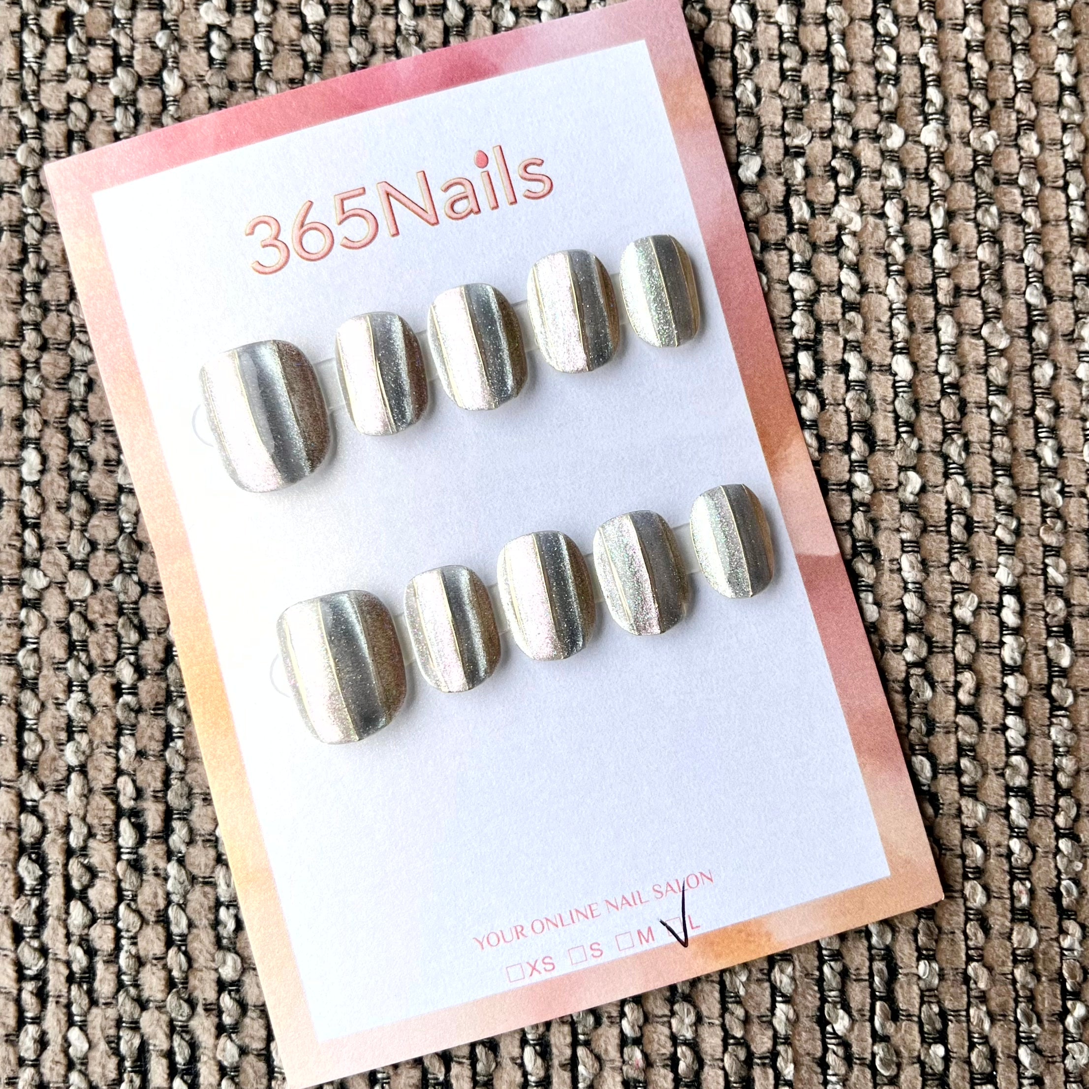 365nails: "Metal Líquido" – Unhas Quadradas Curtas Feitas à Mão com Listras Brilhantes