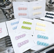 Les essentiels unis — forme ronde courte, mignons — ongles press-on faits main