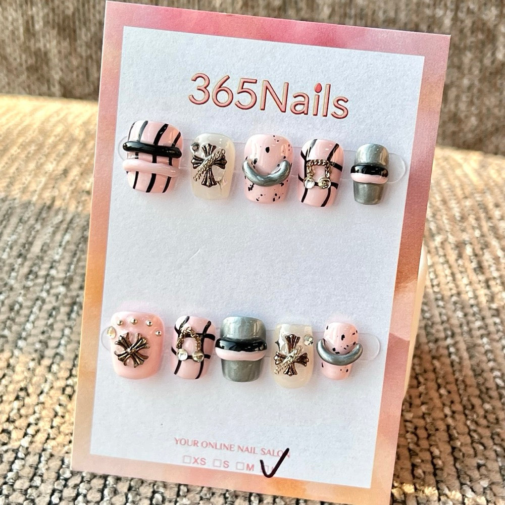 365nails — Chaîne gothique punk — Ongles press-on courts, forme carrée, fait main