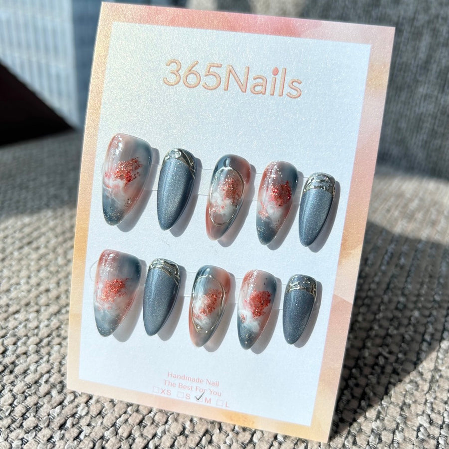 Ethereal Ink : "Givrefeu" — ongles press-on forme amande, effet cat eye bleu-gris et marbré rouille avec lignes argentées