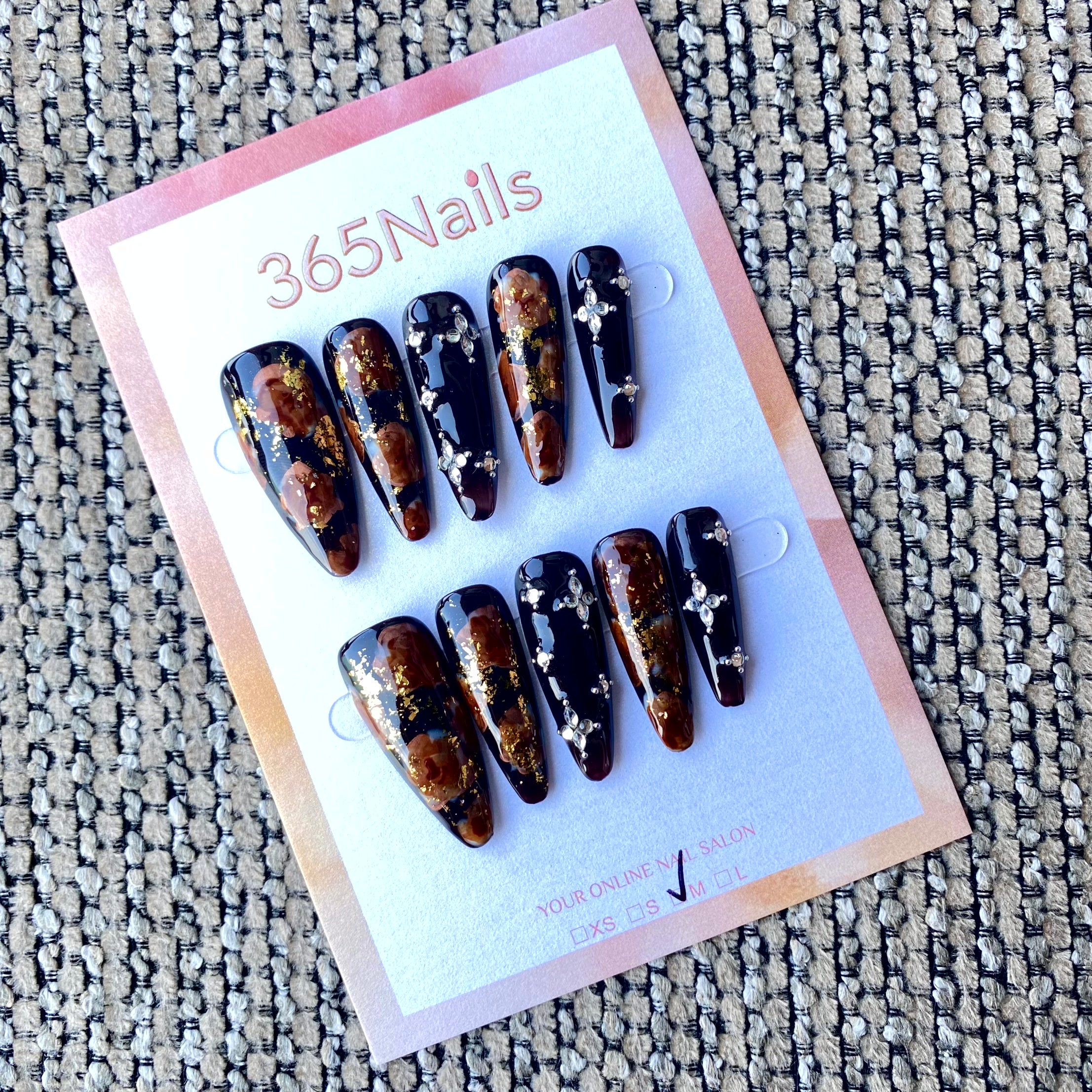 365nails：「黑色琥珀玫瑰」— 古典玫瑰與水晶手工製尖形穿戴甲