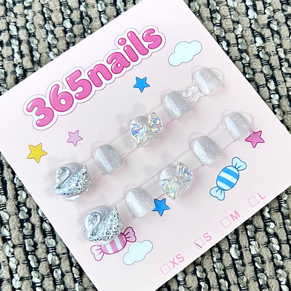 365nails: "Silver Swan Lake" – 3D Swan & Glitter Handmade Short Nails