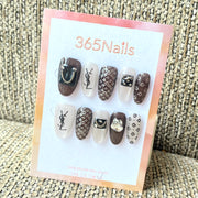 럭셔리 로고 365nails: "누아르 꾸뛰르 모노그램" – 3D 백 참 & 실버 글리터 수제 스쿼발형 네일