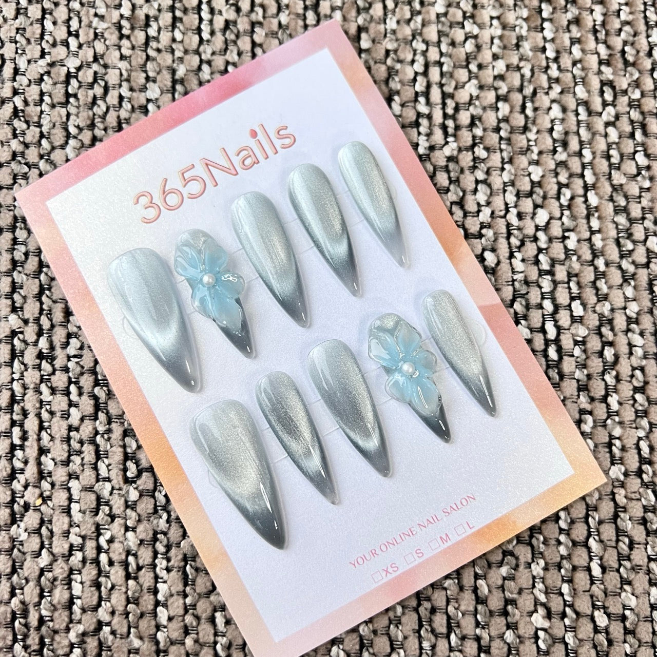 Cosmic Fatale : « Lueur de lys bleu glacial » – Ongles press-on faits main forme stiletto longue et pointue