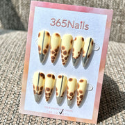 365nails : « Safari girafe & pointe argentée » — Accent métallique, ongles faits main forme stiletto