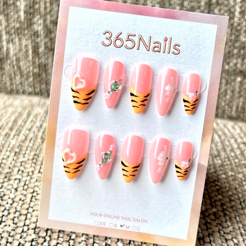 Rose imprimé tigre avec cœur et cristal - Vente en gros : ongles press-on ultra-doux, ajustement flexible, fait main (MOQ=100)