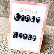 365nails : "Fleur de minuit" – Floral peint à la main fait main ongles carrés courts