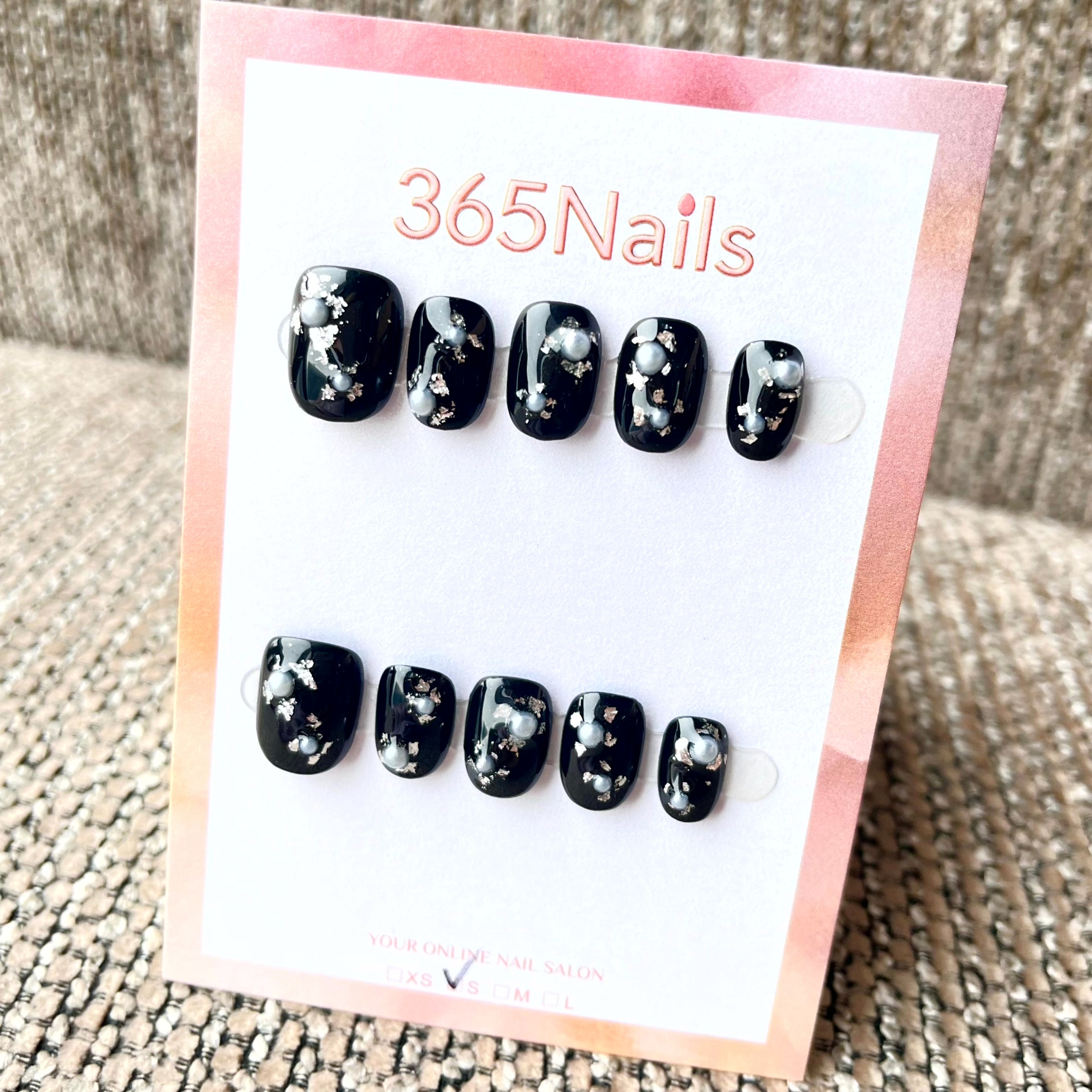 365nails : "Fleur de minuit" – Floral peint à la main fait main ongles carrés courts