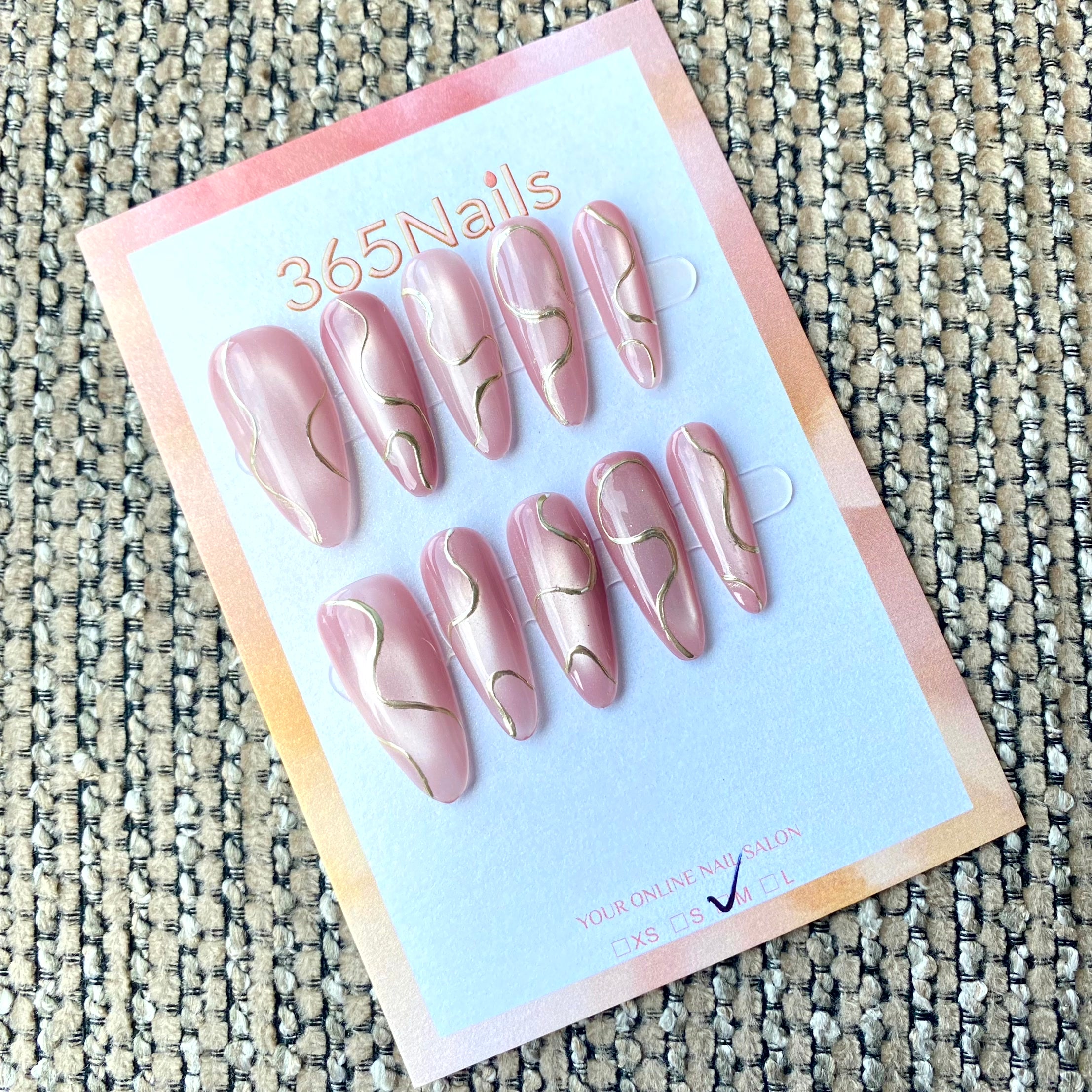 365nails: "胭脂金波" – 粉色與金色線條手工製尖形甲片