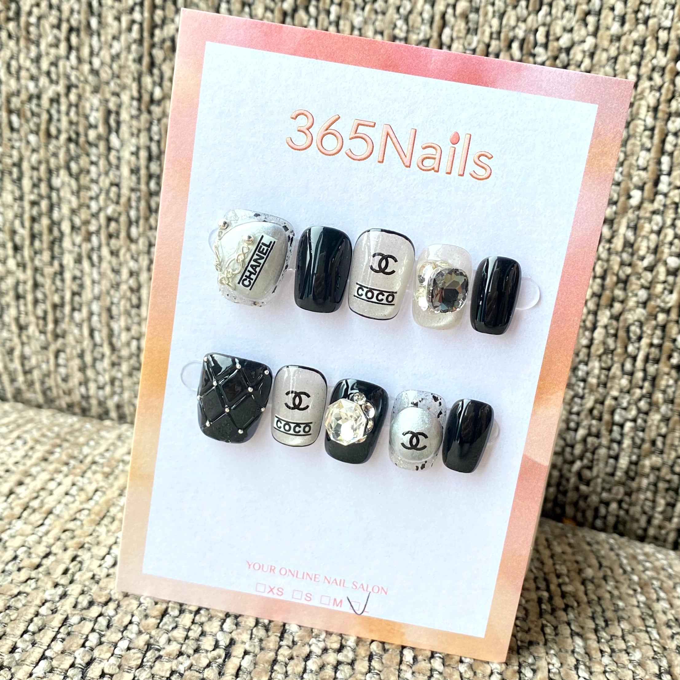 럭셔리 로고 365nails: "퀼티드 모노크롬" – 3D 블랙 레더 & 실버 크롬 수제 스쿼발형 네일