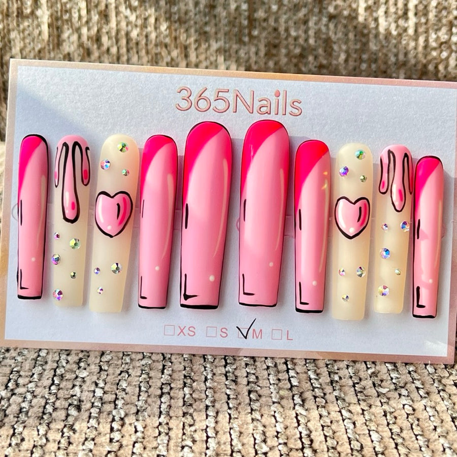 365nails — Ongles press-on longs forme trapèze, fait main, motif cœur cartoon rose dégoulinant