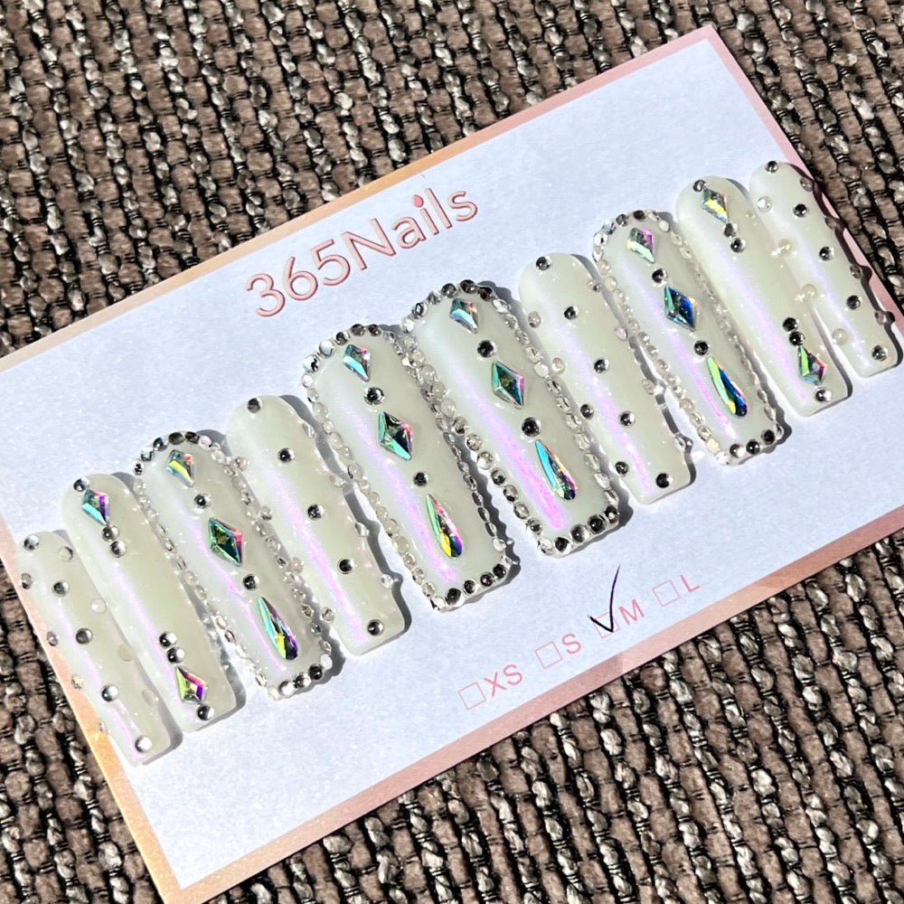 365nails: "Frosty Opulence" – 3D 라인스톤 수제 스퀘어형 네일