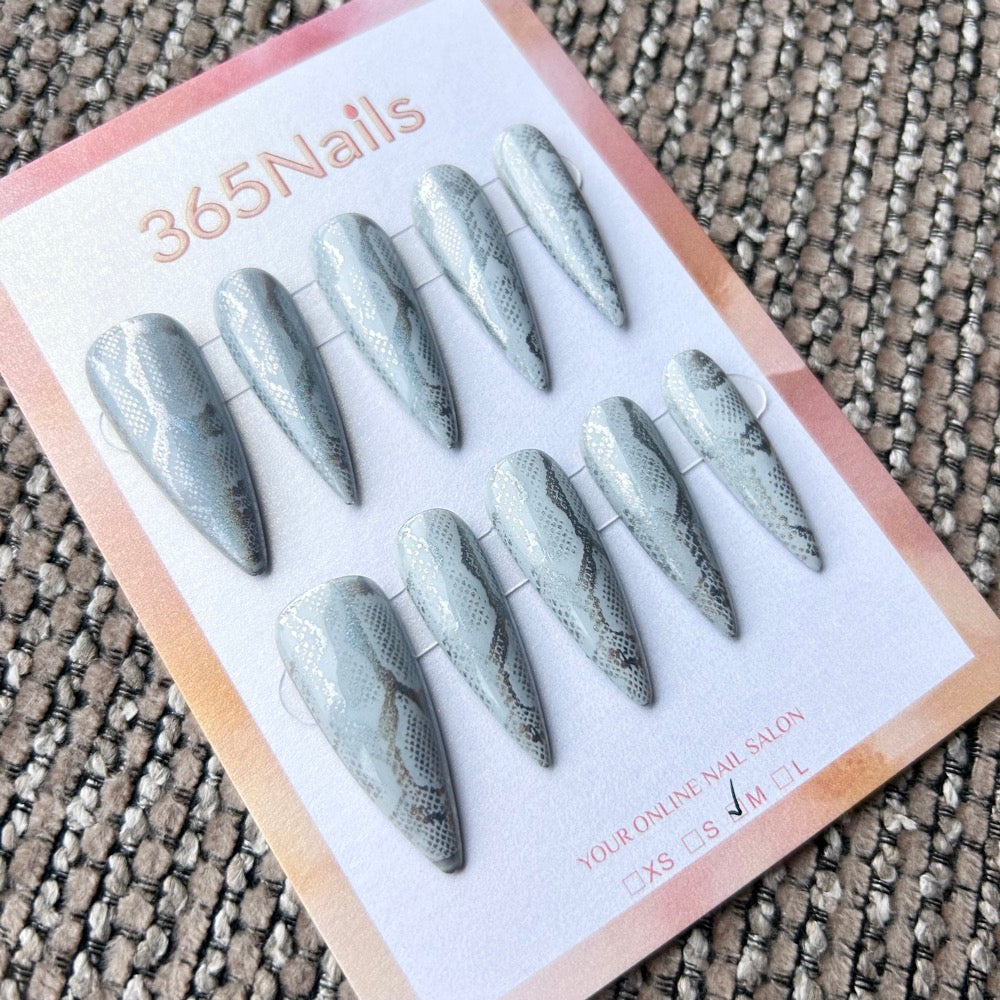 Femme Fatale: "Ash Python" – Unhas Stiletto Longas com Estampa Realista de Pele de Cobra em Cinza Claro e Azul Sálvia