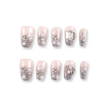 Uñas postizas cuadradas cortas 365Nails Crystal Frost con purpurina plateada y perlas.