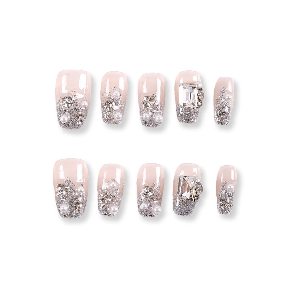 Uñas postizas cuadradas cortas 365Nails Crystal Frost con purpurina plateada y perlas.