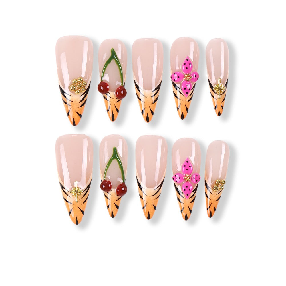Uñas postizas 365Nails con diseño de punta de tigre y flor de cerezo.