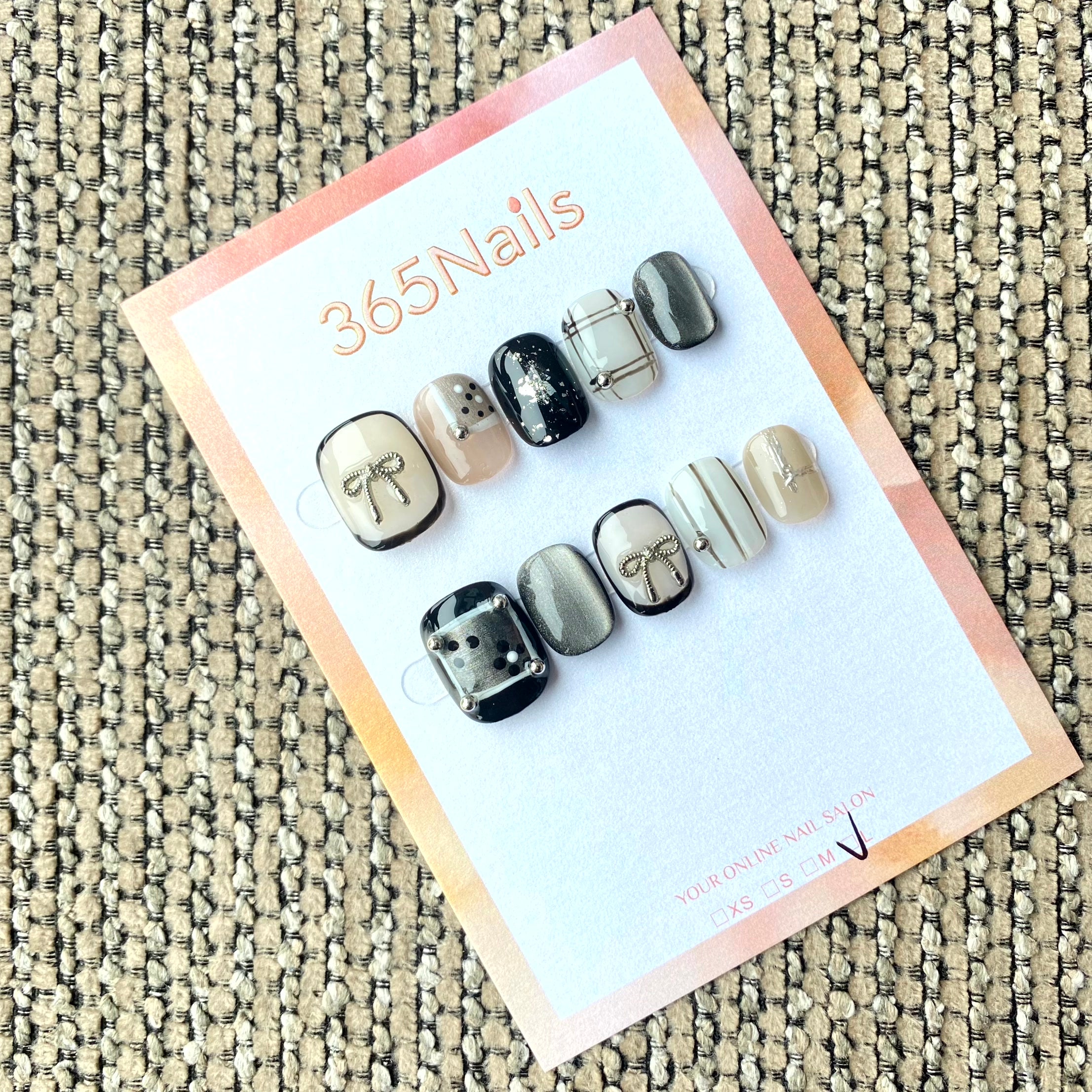 365nails : « Monochrome Preppy » – Nœud Argent & Plaid Œil-de-Chat Gris Fait Main Ongles Squoval