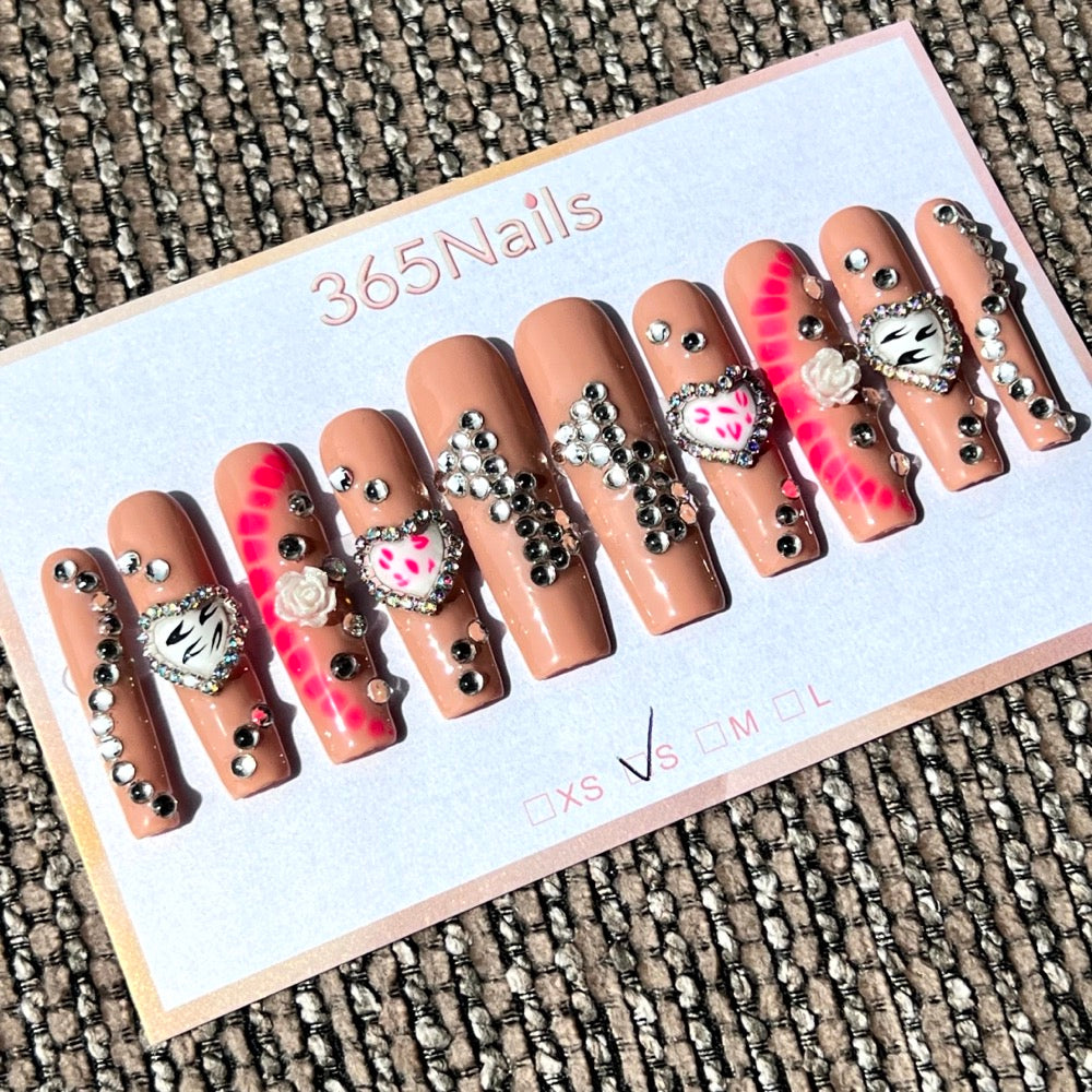 365nails: 斑馬心跳 – 3D水鑽與動物紋 手工製 棺材形 穿戴甲