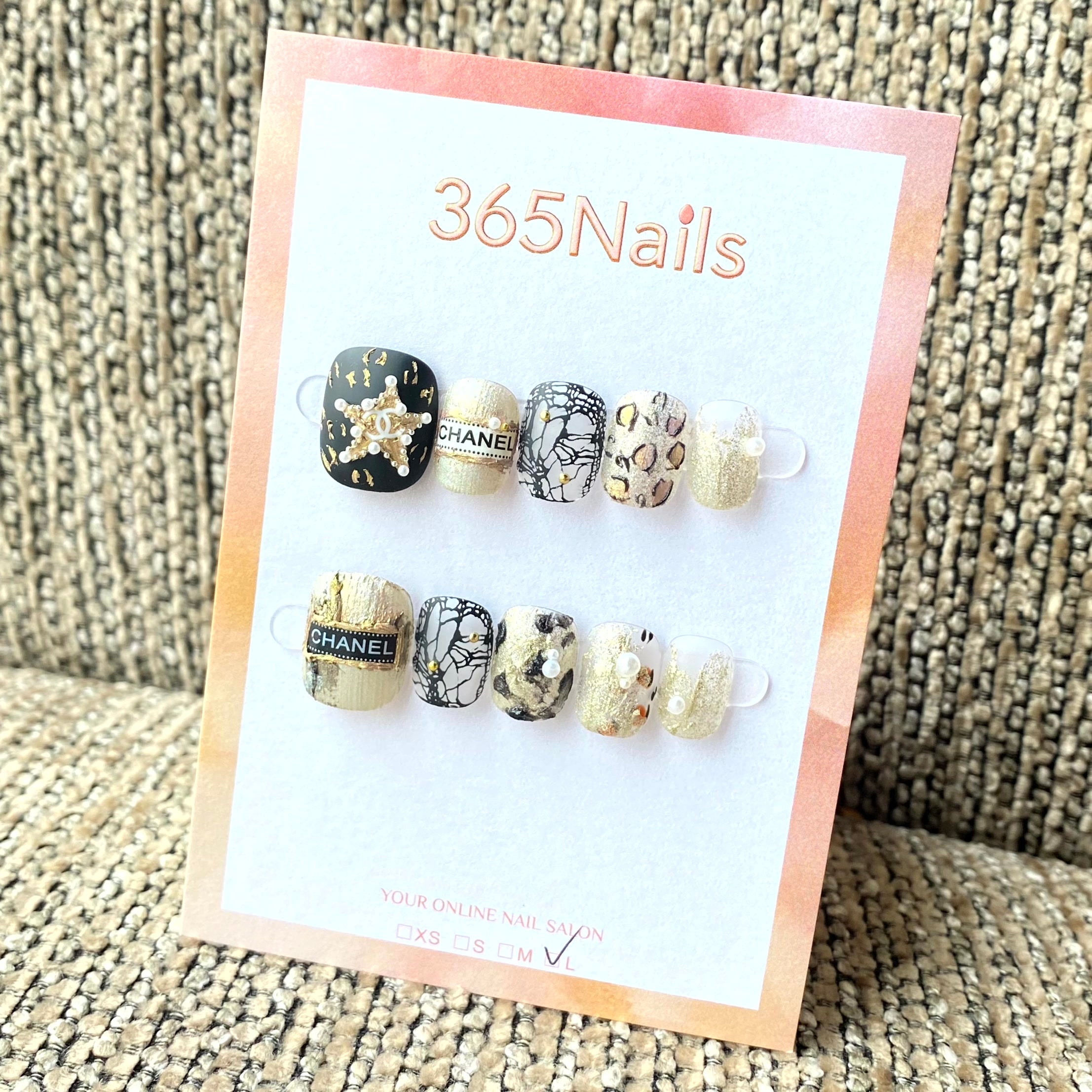 Logo Luxe 365nails : « Dentelle Dorée » – Dentelle Noire & Léopard Or de Luxe Fait Main Ongles Squoval