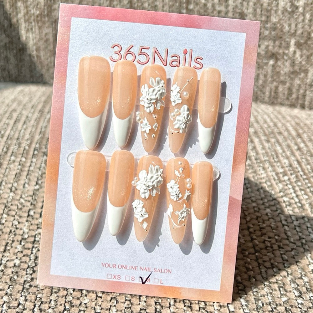 365nails: "Pearl Petal Blush" – Unhas Postiças Artesanais 3D Brancas Florais Nude Formato Amêndoa