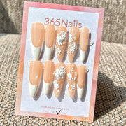 365nails: "Pearl Petal Blush" – Unhas Postiças Artesanais 3D Brancas Florais Nude Formato Amêndoa