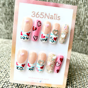 Sweet Love : ongles press-on forme coffin longs — motif cœur XO LOVE