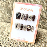 럭셔리 로고 365nails: "에스프레소 럭셔리 믹스" – 3D 가방 참 & 실버 타이포그래피 수제 스쿼발형 네일