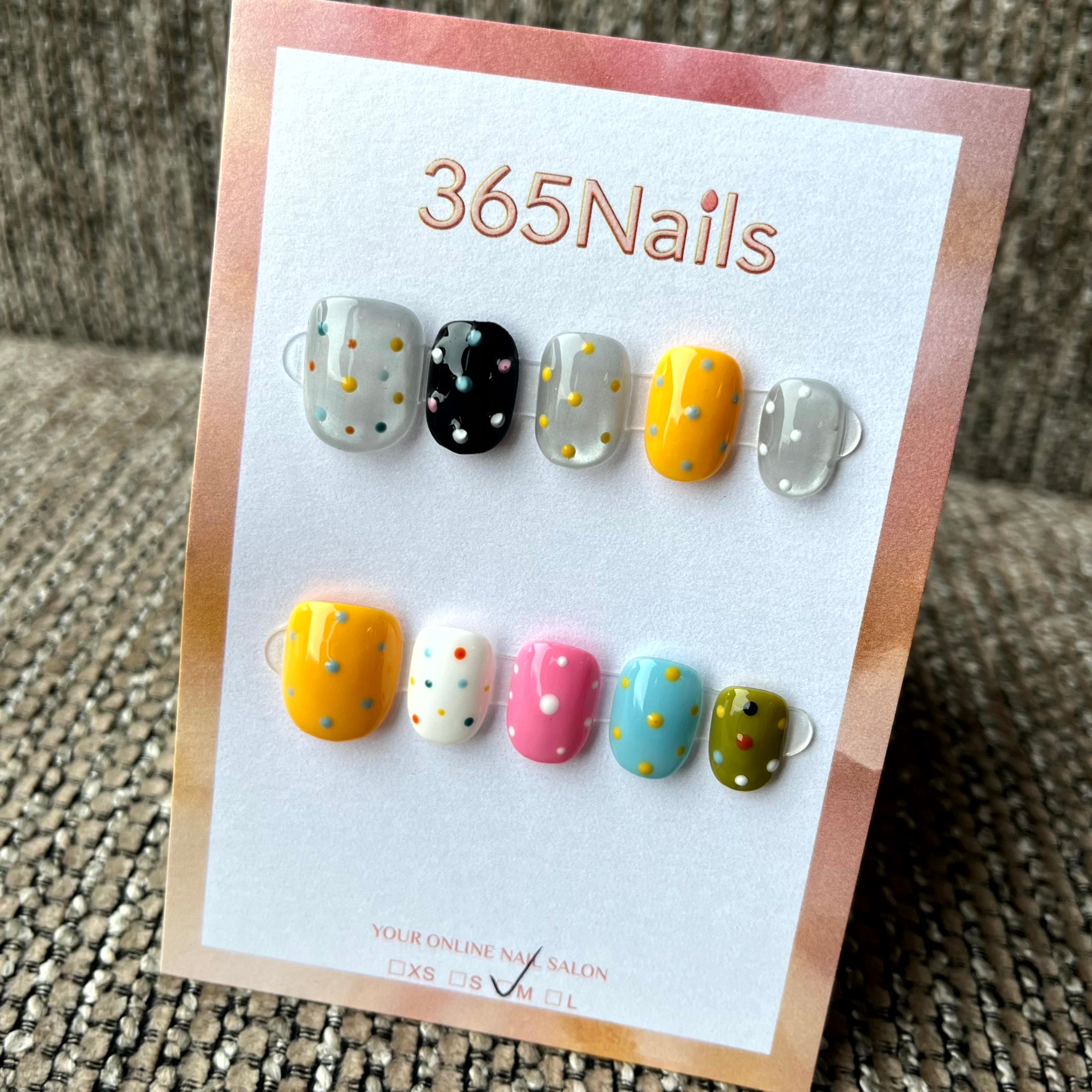 365nails : "Pois Dopamine" – Ongles carrés courts faits main à pois multicolores