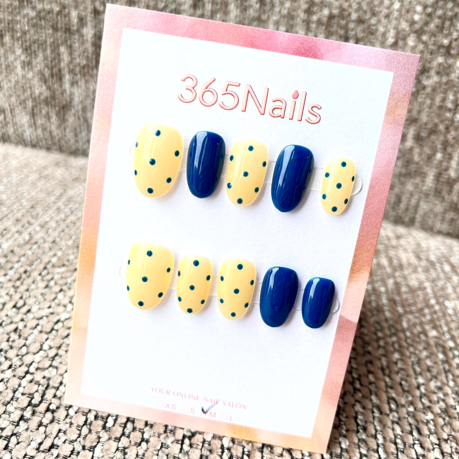 365nails : Zeste de citron — ongles courts forme carrée peints à la main (fait main) à pois