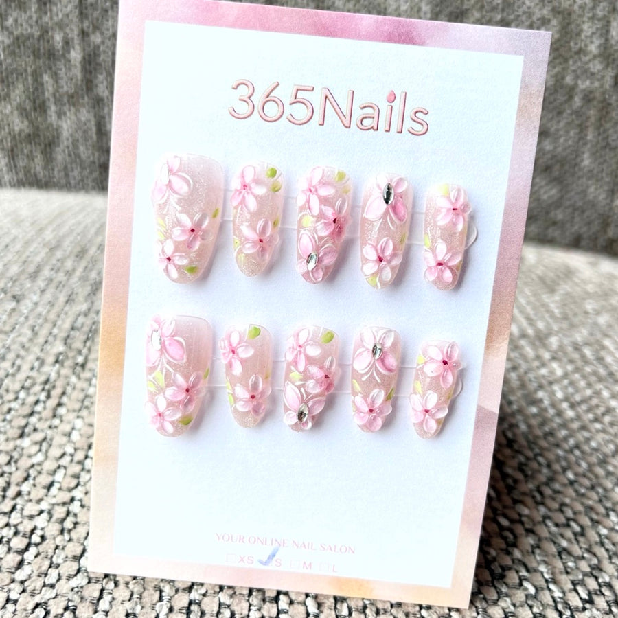 365nails : Rêve de fleurs de cerisier — ongles mi-longs forme amande, fleurs 3D fait main