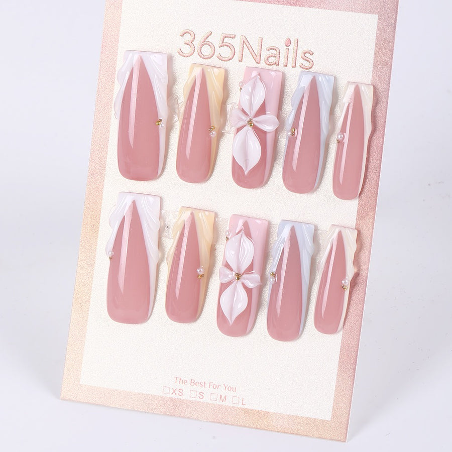 Uñas postizas cuadradas francesas esculpidas con diseño floral color malva nude de 365Nails.