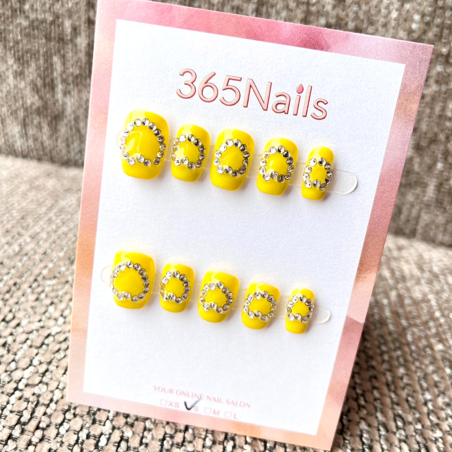365nails: "Explosão Solar" – Unhas Quadradas Curtas Feitas à Mão com Círculo de Strass