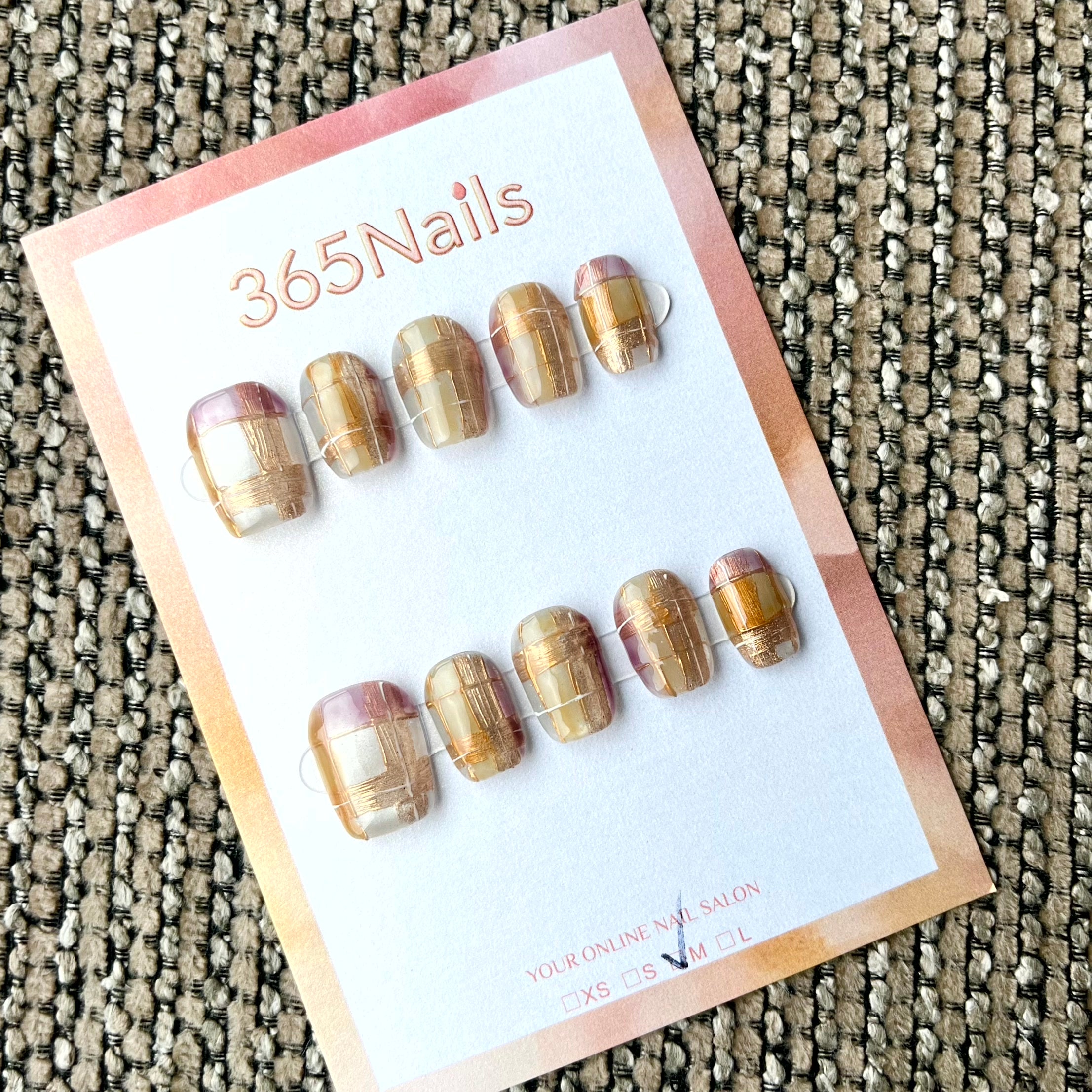 365nails: "Amber Plaid" – Unhas Curtas Quadradas Xadrez Pintadas à Mão