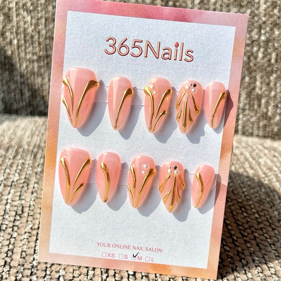 365nails: 블러시 핑크 골드 물결 진주 수제 미디엄 스틸레토형 프레스온 네일