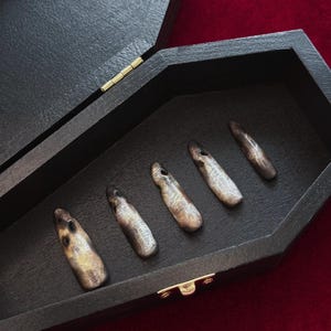 Unhas de noiva góticas com renda queimada "Ember Bride" | Handartnails