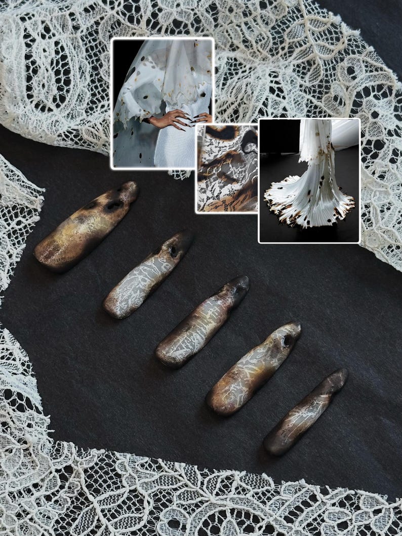 Unhas de noiva góticas com renda queimada "Ember Bride" | Handartnails