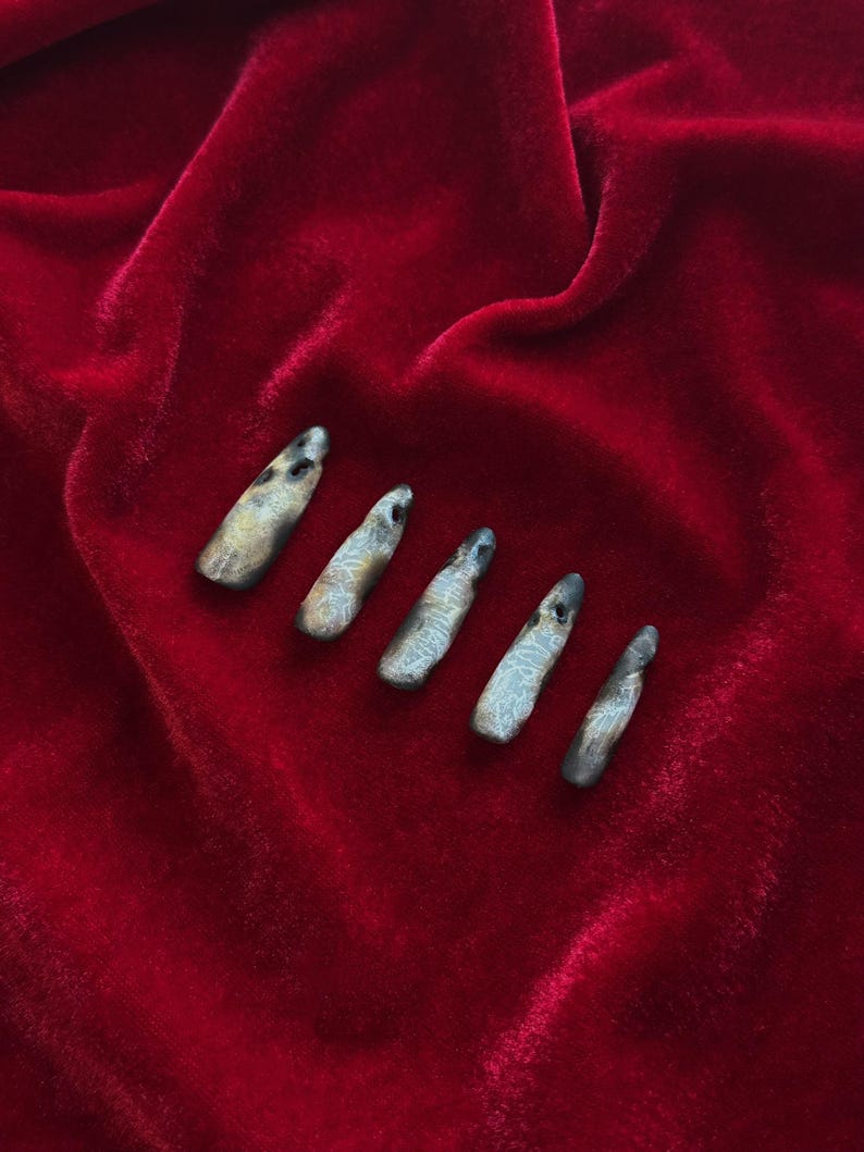 Unhas de noiva góticas com renda queimada "Ember Bride" | Handartnails