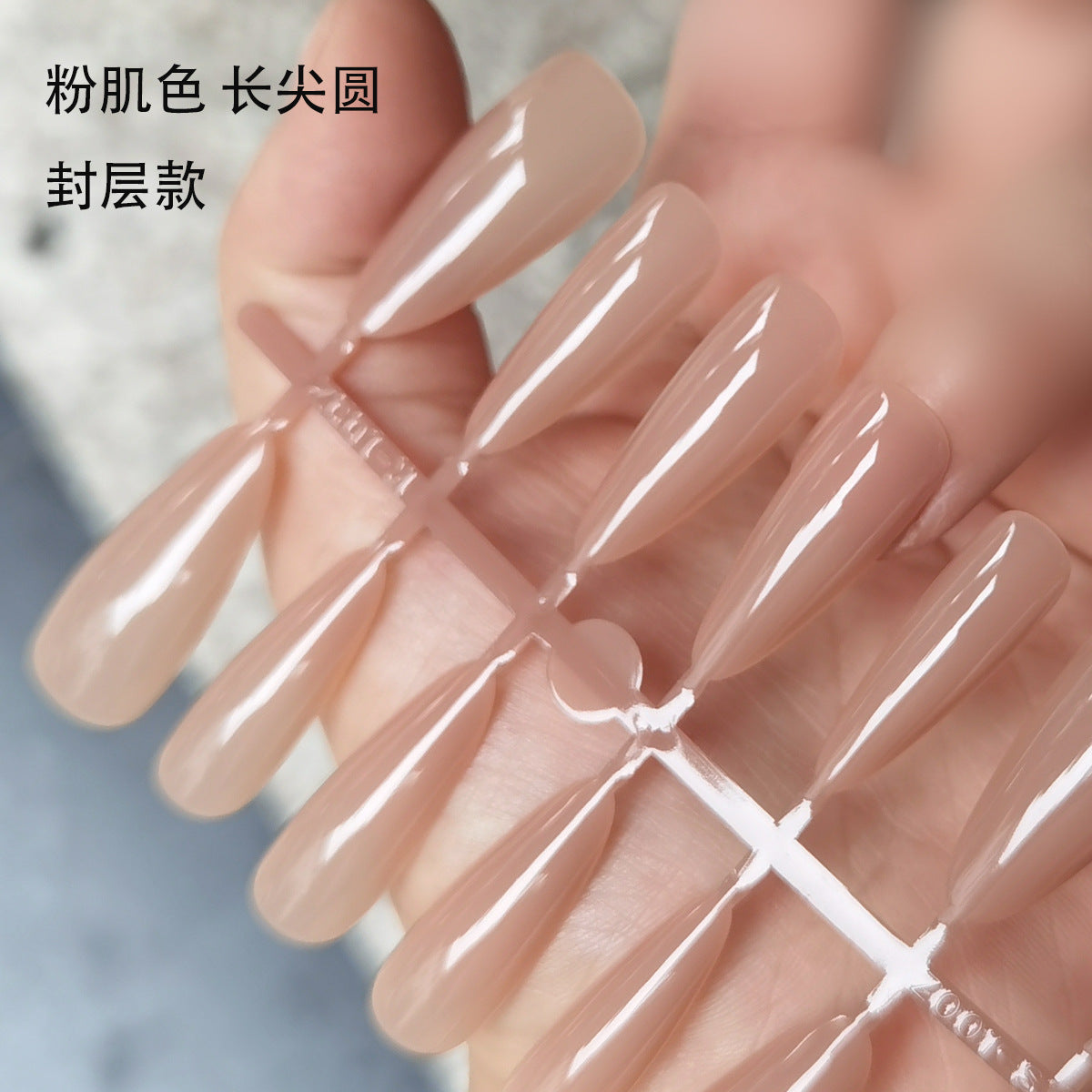 極簡裸色與透膚粉光澤穿戴甲 - 乾淨女孩美學